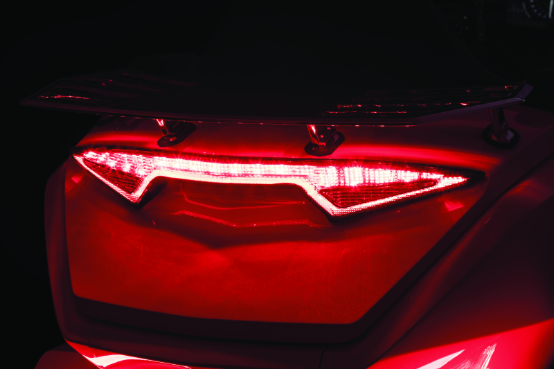 Kuryakyn Omni L.E.D Trunk Light Bar 18-20 GL1800 Kuryakyn Omni L.E.D Trunk Light Bar 18-20 GL1800