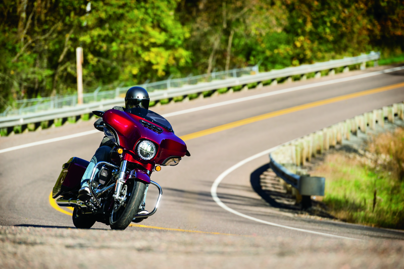 Kuryakyn Smooth Windshield Trim 14-Up Touring Gloss Black Kuryakyn Smooth Windshield Trim 14-Up Touring Gloss Black