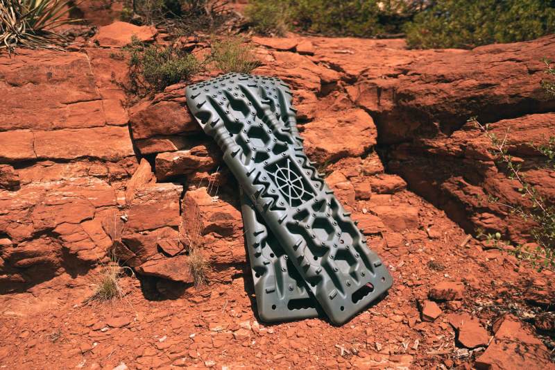 DV8 Offroad Recovery Traction Boards w/ Carry Bag - Olive DV8 Offroad Recovery Traction Boards w/ Carry Bag - Olive