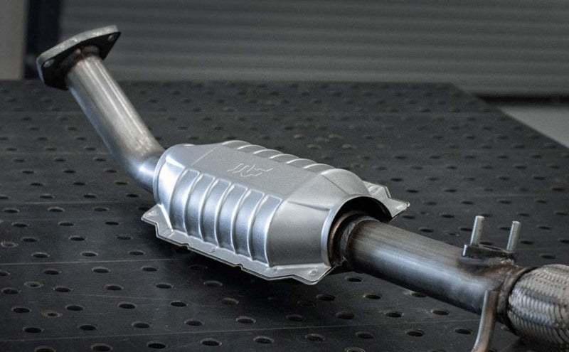 MagnaFlow Direct Fit Catalytic Converter 03-05 Ford Expedition/05-06 Lincoln Navigator 5.4L P/S